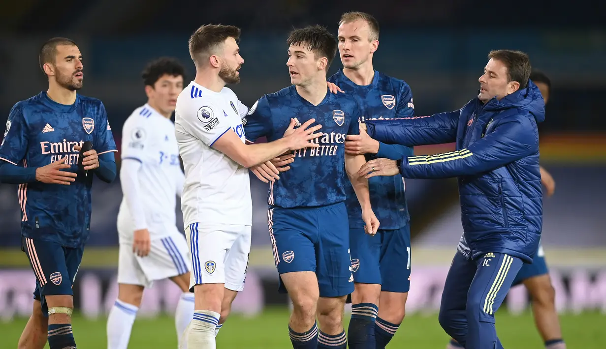 Gelandang Leeds United, Ezgjan Alioski (kiri), terlibat perselisihan dengan bek Arsenal, Kieran Tierney usai laga lanjutan Liga Inggris pekan ke-9 di Elland Road Stadium, Leeds, Minggu (22/11/2020). Leeds bermain imbang 0-0 dengan Arsenal. (AFP/Michael Regan/Pool)
