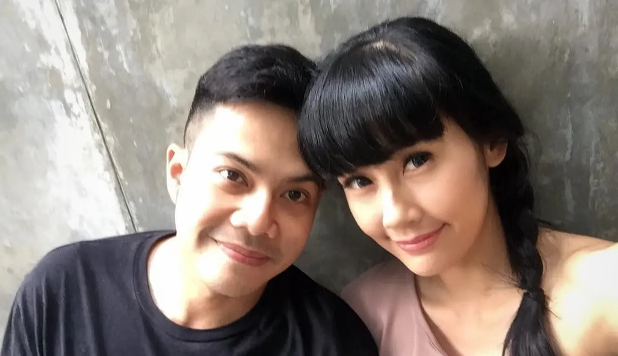 Perempuan 32 tahun itu tengah hamil tiga bulan.  Potret keceriaan pasangan ini saat mengunggah foto hasil ultrasonografi (USG). Foto yang sama juga diunggah sang suami. (instagram/ardinarasti6)