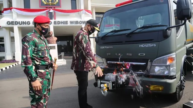 Mensos Juliari Serahkan 4 Kendaraan Penanggulangan Bencana kepada Kopassus