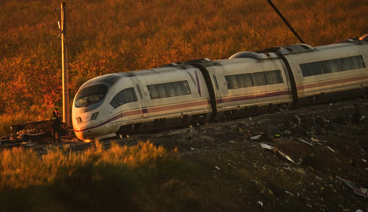 Penampakan salah satu rangkaian kereta yang terlibat dalam kecelakaan tabrakan dua kereta di Urda, Spanyol, Kamis (29/10/2026). (AP Photo/Manu Fernandez)