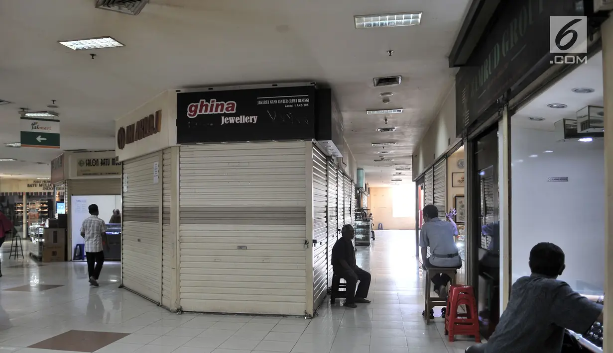 Sejumlah kios batu akik tampak tutup di Pasar Rawa Bening, Jakarta, Senin (10/9). Sepinya pembeli menyebabkan banyak kios pedagang batu akik di Pasar Rawa Bening tutup akibat gulung tikar. (Merdeka.com/Iqbal S. Nugroho)