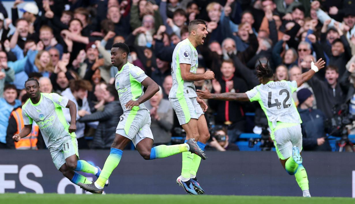 Baru babak kedua, Manchester City berhasil menang telak dengan skor 3-0. Gol dicetak oleh Nico O'Reilly (51'), Marc Guehi (57'), dan Jeremy Doku (68'). (AP Photo/Ian Walton)