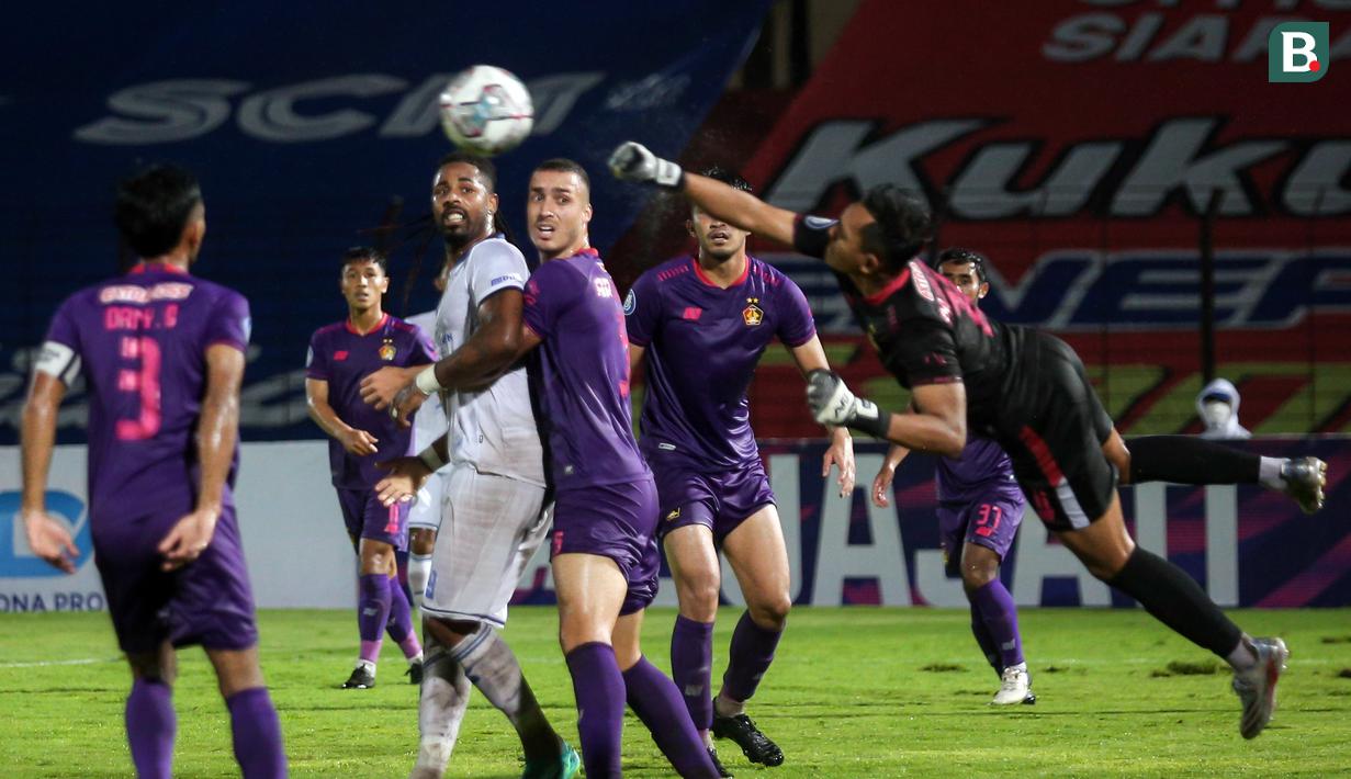 Arema tak berhenti menekan Persik. Mereka akhirnya bisa mencetak gol lagi pada menit 45+3. Lagi-lagi berawal dari sepak pojok, bola gagal ditinju Fajar Setya. (Bola.com/Bagaskara Lazuardi)