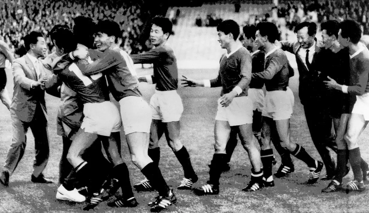 Korea Utara. Korea Utara tercatat telah dua kali lolos ke putaran final Piala Dunia, yaitu pada edisi 1966 dan 2010. Dalam dua edisi tersebut, Korea Utara berhasil satu kali lolos dari fase grup di edisi 1966 dan menjadi negara asia pertama yang mampu lolos dari fase grup. Korea Utara melaju hingga babak kedua alias perempatfinal (Piala Dunia masih diikuti oleh 16 negara) dan tersingkir usai kalah 3-5 dari Portugal meski sempat memimpin 3-0 terlebih dahulu. (AFP/Staff)