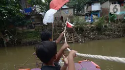 Anak-anak menggunakan perahu eretan di sungai Ciliwung, Jakarta, Selasa (3/11/2020). Perahu eretan di sungai Ciliwung masih bertahan sebagai penghubung Jakarta Timur dan Jakarta Selatan Selatan. (merdeka.com/Imam Buhori)