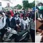 Ratusan pelamar kerja memenuhi bahu jalan di tengah pandemi. (Sumber: TikTok/rendra_sekut)