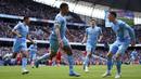 Pemain Manchester City, Gabriel Jesus (tengah) merayakan gol kedua dengan rekan satu timnya saat pertandingan Liga Inggris antara Manchester City dan Liverpool, di Emirates Stadium, Minggu, 10 April 2022. (AP/Jon Super)
