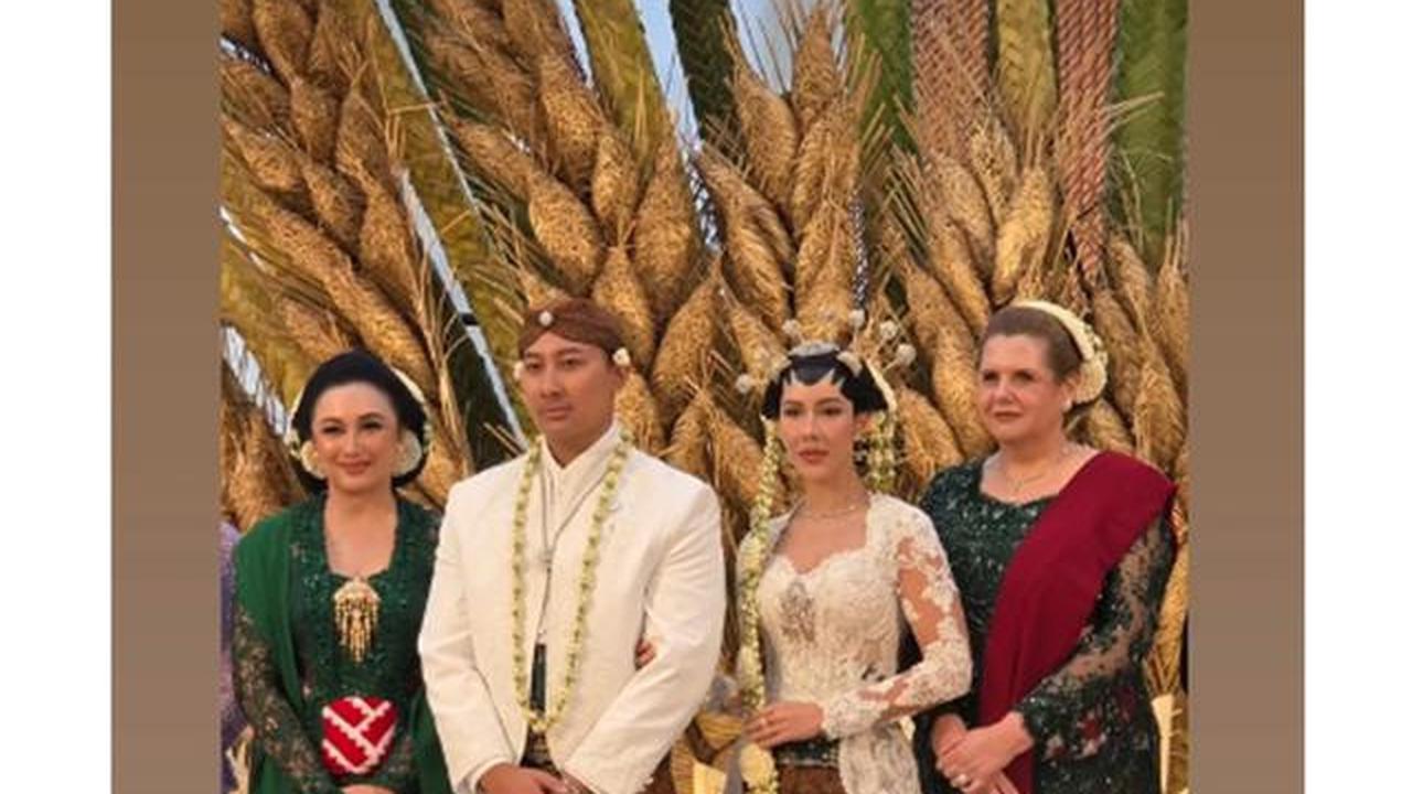 6 Potret Kebaya Para Menantu Keluarga Cendana di Pernikahan Darma Mangkuluhur