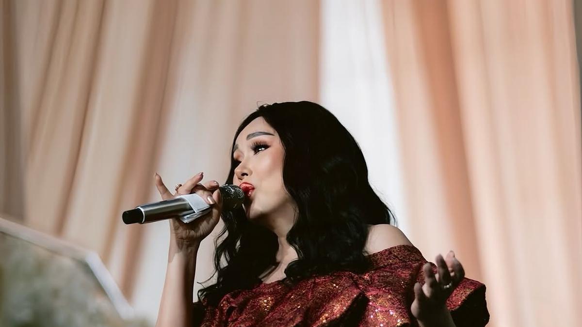 Detail Make Up Titi DJ yang Bikin Tampak Awet Muda di Usia 50-an