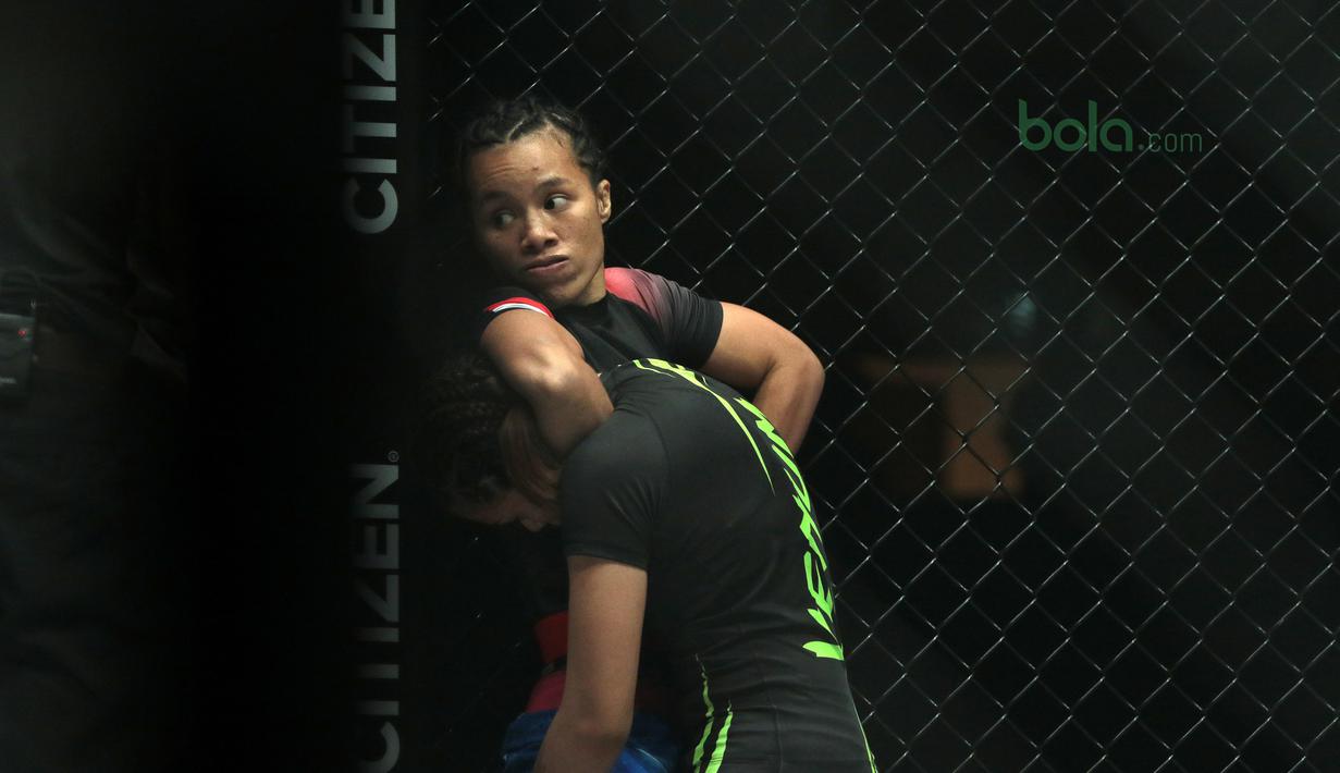 Aksi Priscilla saat mengunci petarung asal Filipina, Rome Trinidad pada ajang One Championship 2018 di Jakarta Convention Center, Sabtu (12/5/2018). Priscilla menang padan ronde pertama. (Bola.com/Nick Hanoatubun)