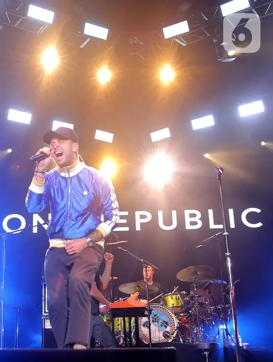 Vokalis grup band One Republic Ryan Tedder saat tampil pada Woke Up Fest 2023 di Istora Senayan, Jakarta, 25 Februari 2023. Band beraliran pop rock asal Amerika Serikat tersebut tampil memukau dengan membawakan sejumlah lagu di antaranya Secrets dan Good Life dari album Waking Up. (Kapanlagi.com/Bambang E. Ros)