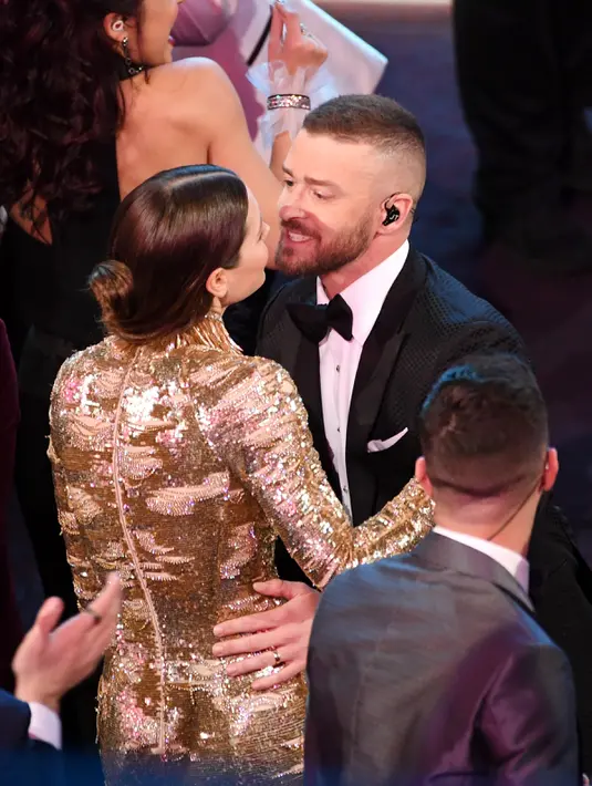 Penyanyi dan aktor, Justin Timberlake saat ingin mencium sang istri, Jessica Biel saat tampil pada ajang Oscar 2017 di Hollywood, California, AS (26/2). (Kevin Winter/Getty Images/AFP)