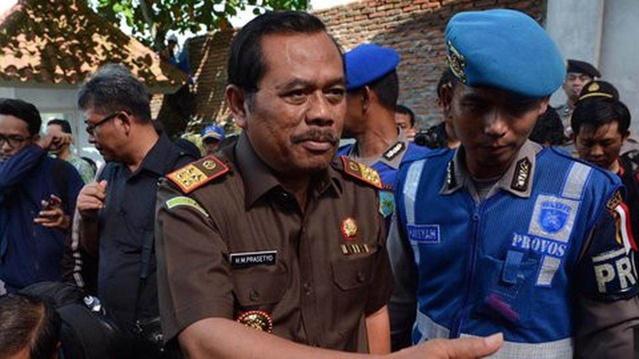 Cerita Jaksa Agung serang Kapolri karena tutupi Risma jadi tersangka