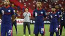 Pelatih Singapura, Tatsuma Yoshida bersama para pemain berdiri mendengarkan Lagu Kebangsaan Singapura usai dikalahkan Indonesia. (AP/Suhaimi Abdullah)