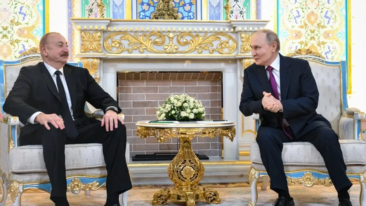 Presiden Rusia Vladimir Putin (kanan) berbincang dengan Presiden Azerbaijan Ilham Aliyev dalam pertemuan di sela-sela KTT Rusia–Asia Tengah di Dushanbe, Tajikistan, Kamis (9/10/2025).