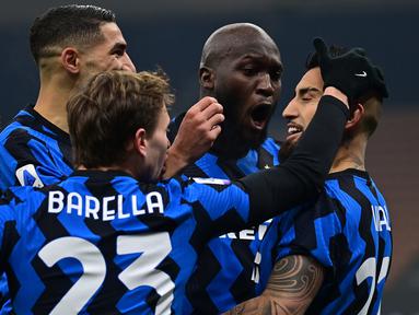 Para pemain Inter Milan merayakan gol pertama yang dibuat gelandang Arturo Vidal (kanan) ke gawang Juventus dalam laga lanjutan Liga Italia Serie A 2020/21 pekan ke-18 di San Siro Stadium, Minggu (17/1/2021). Inter Milan menang 2-0 atas Juventus. (AFP/Miguel Medina)