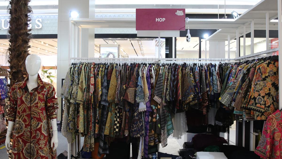 HOP Melestarikan Budaya Lewat Gaya: Pesona Batik Ready-to-Wear