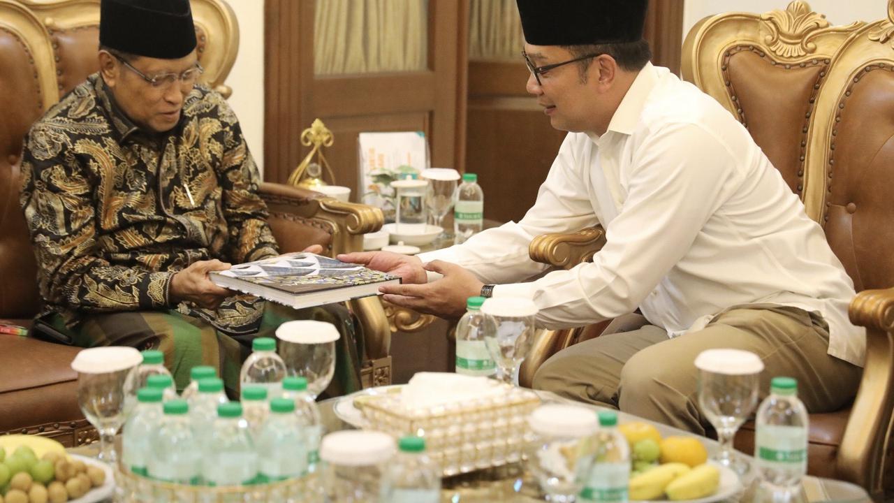 Calon Gubernur Jakarta nomor urut 1, Ridwan Kamil (RK) bersilaturahmi dengan Kyai Haji Said Aqil Siradj dan para santrinya.