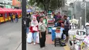 Pedagang minuman dan jajanan berjualan diatas trotoar di Jalan Kebon Jati, Tanah abang, Sabtu (23/12). Banyaknya PKL yang berjualan di trotoar membuat sulit para pejalan kaki yang melintas. (Liputan6.com/Angga Yuniar)