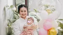 Meski dirayakan di rumah saja, namun kehangatan keluarga Gritte Agatha tetap terasa. Rumah Gritte didekorasi dengan boneka beruang, balon dengan tulisan Agatha’s Full Month dan juga kue ulang tahun. Gritte Agatha tampil dengan makeup flawless dan tatanan rambut simpel dalam perayaan satu bulan anaknya, artis berusia 28 tahun ini semakin pancarkan pesonanya. (Liputan6.com/IG/@gritteagathaa)