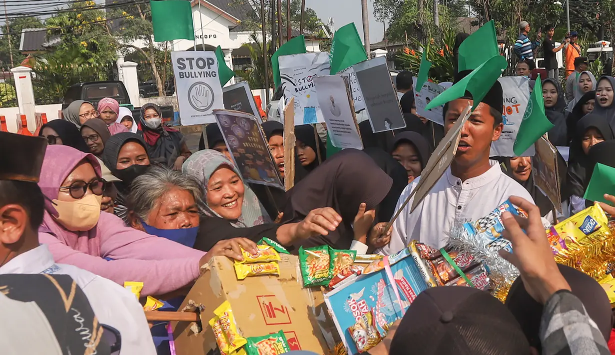 Masyarakat antusias mengikuti serangkaian acara tradisi ini. (merdeka.com/Arie Basuki)