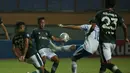 Pemain Persib Bandung, Esteban Vizcarra (tengah) menendang bola dibayangi sejumlah pemain Persikabo 1973 dalam laga pekan ke-5 BRI Liga 1 2021/2022 di Stadion Wibawa Mukti, Cikarang, Senin (27/9/2021). (Bola.com/Ikhwan Yanuar)