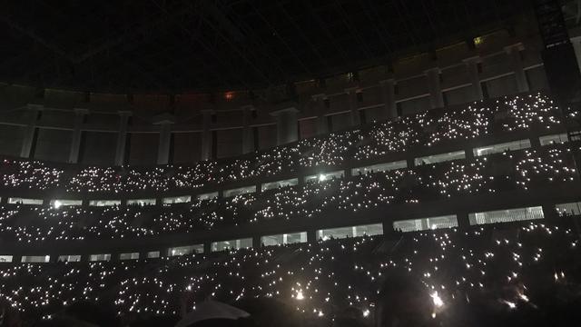 Para penonton konser Dewa 19 menyalakan flash