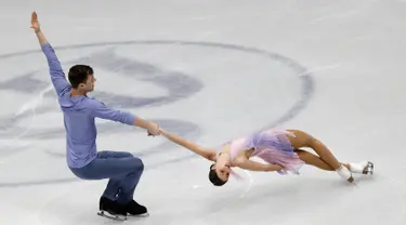 Pasangan atlet Figure Skating asal Rusia, Natalia Zabiiako dan Alexander Enbert tampil menunjukkan gerakan selama bersaing pada Figure Skating World Championships di Assago, dekat Milan, Rabu (21/3). (AP Photo/Luca Bruno)