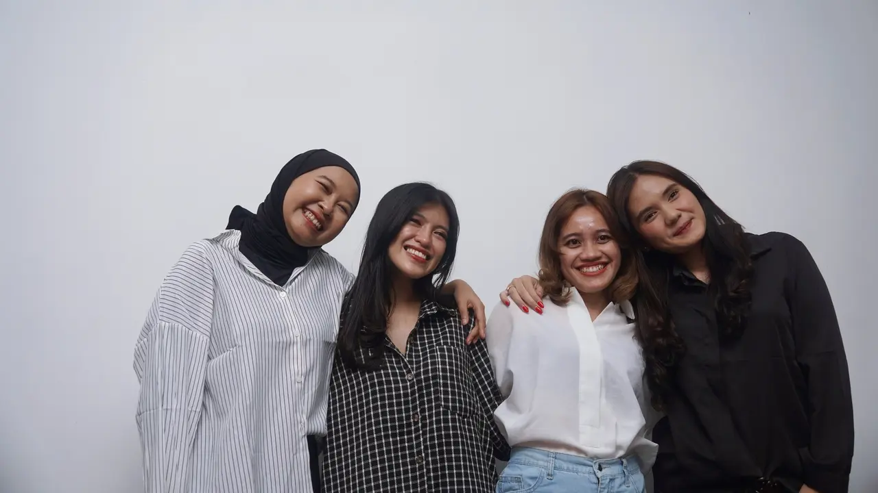 wanita januari bersama sahabat baik