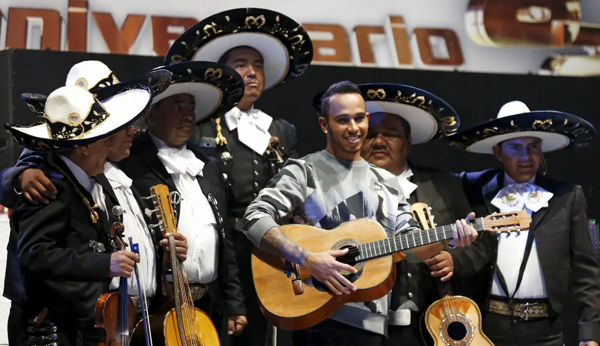 Lewis Hamilton bermain gitar bersama band mariachi di Coliseo Arena, Mexico City, (28/10/2015). (Reuters/Henry Romero)