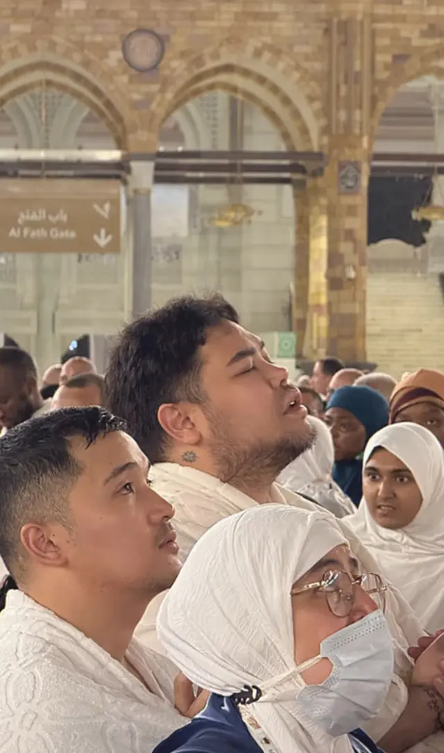 5 Potret Ivan Gunawan berjuang menyentuh Multazam Kabah, tempat mustajab untuk berdoa