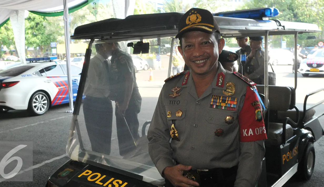 Kapolda Metro Jaya Irjen. Pol Tito Karnavian tiba untuk menghadiri acara silahturahmi di Mapolda Metro Jaya, Jakarta, Selasa (21/7/2015). Pertemuan membahas kondisi terkini Ibukota pasca lebaran dan melakukan halal bihalal. (Liputan6.com/Herman Zakharia)