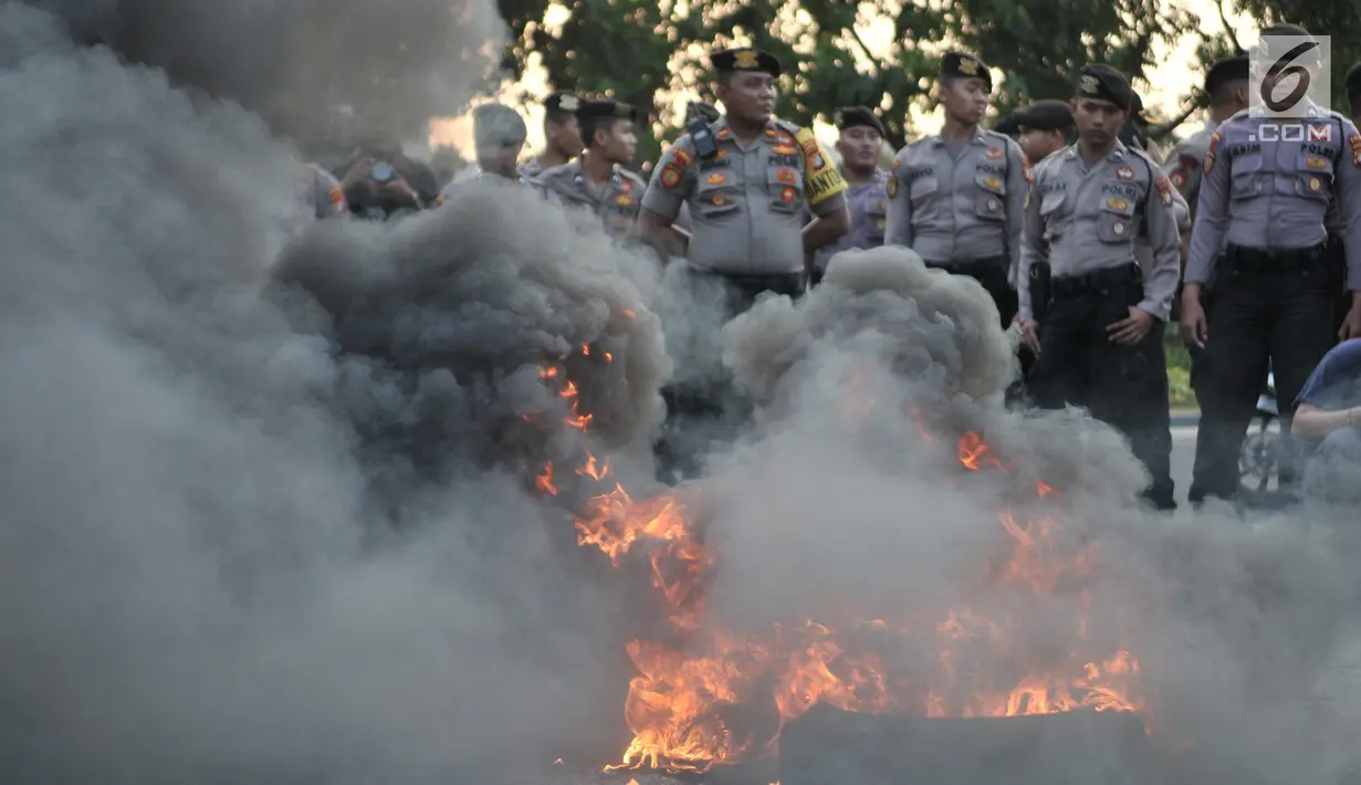 Petugas kepolisian berjaga saat aksi unjuk rasa  mahasiswa gabungan se-Jabodetabek di depan Istana Merdeka, Jakarta, Selasa (16/7/2019). Dalam aksi ini sempat terjadi aksi saling dorong dengan pihak kepolisian. (merdeka.com/Iqbal S. Nugroho)