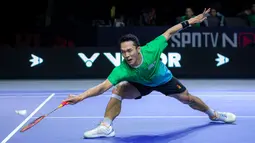 Pebulu tangkis tunggal putra Indonesia, Jonatan Christie dari tim Blitzers berusaha mengembalikan kok ke arah Anthony Ginting dari tim Hurricanes dalam laga Badminton XL 2025 di Istora Senayan, Jakarta, Sabtu (04/10/2025). (Bola.com/Bagaskara Lazuardi)