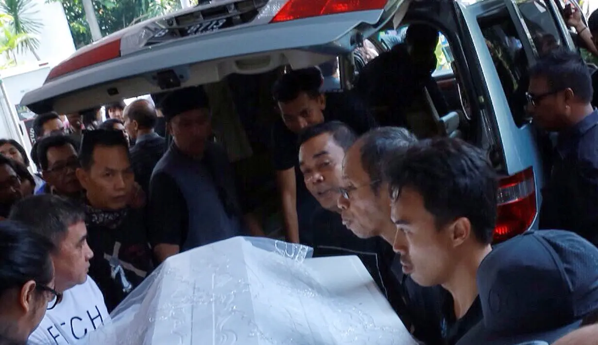 Peti jenazah kayu berwarna putih dengan ukiran. Kain putih polos tipis untuk menutup peti jenazah. (Galih W. Satria/Bintang.com)