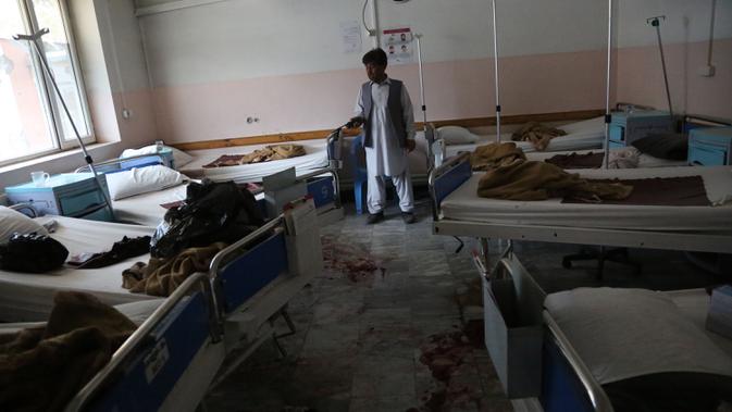 Sebuah ruangan rumah sakit rusak usai serangan di Kabul, ibu kota Afghanistan (12/5/2020). Sebanyak 18 orang, termasuk tiga penyerang, tewas dan 17 orang lainnya terluka setelah dua ledakan dan penembakan di rumah sakit bersalin tersebut. (Xinhua/Rahmatullah Alizadah)