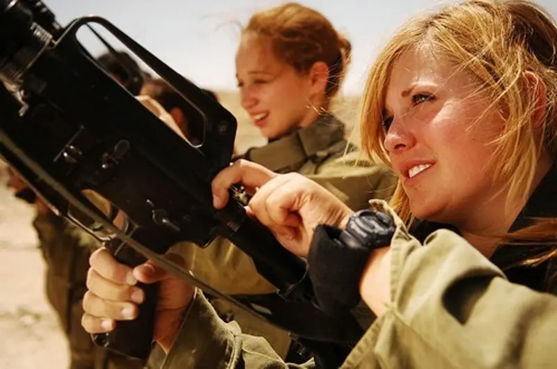 Beberapa negara di dunia pun dikenal memiliki tentara wanita paling cantik. Apakah Indonesia? (Wonderlist)