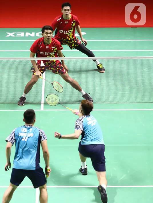 Pebulu tangkis ganda putra Indonesia, Fajar Alfian/Muhammad Rian Ardianto saat bertanding melawan Lee Yang/Wang Chi-Lin (China Taipei) pada Perempat Final Indonesia Masters 2022 di Istora Senayan, Jakarta, Jumat (10/6/2022). Fajar/Rian unggul dan melaju ke semifinal Indonesia Masters 2022. (Liputan6.com/Helmi Fithriansyah)