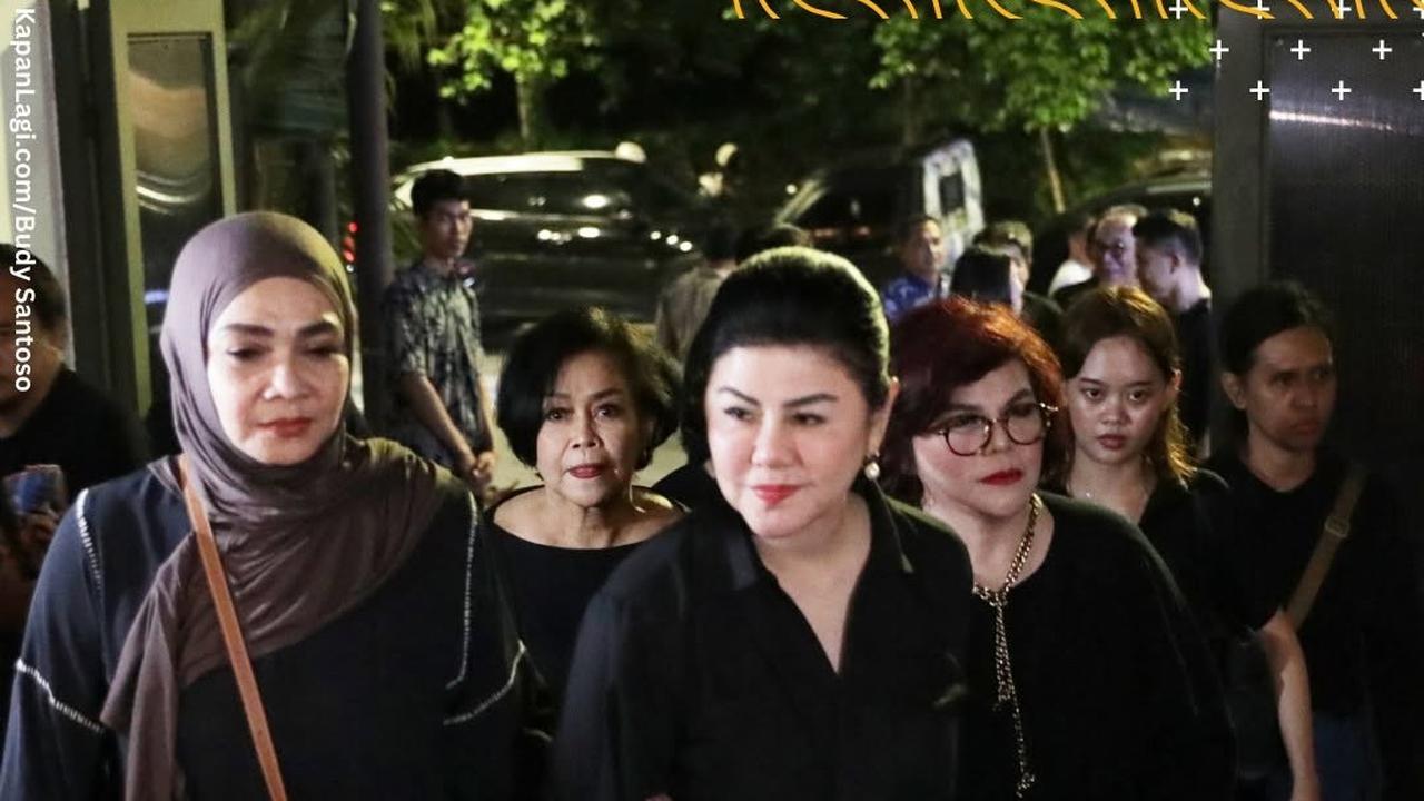 Potret Bams Eks Samsons dan Desiree Tarigan Melayat ke Rumah Duka Hotma Sitompul, Rieta Amalia Setia Dampingi Owner Mamitoko
