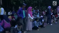 Warga Tegal rela mengantre hingga tengah malam demi bisa mencetak E-KTP