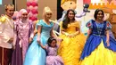 Bilqis mengenakan kostum Princess Sophia warna ungu. Dan Ayu mengenakan kostum Cinderella. Begitu juga dengan orangtua serta adiknya berdandan layaknya di negeri dongeng. (Instagram/bilqis3rdbirthday)