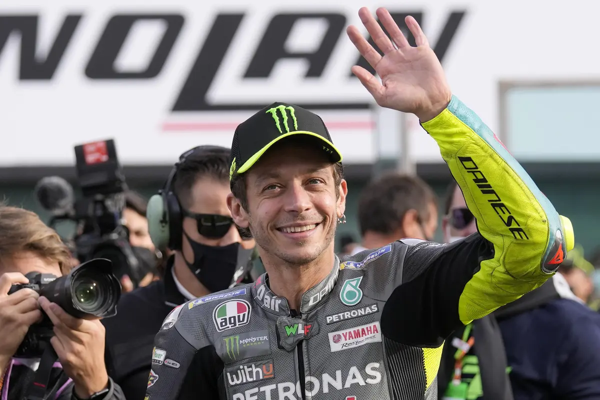 Foto: Perpisahan Emosional Valentino Rossi dengan Penonton di Sirkuit Misano
