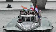 Kontingen Indonesia bersama kontingen India dan Iran berlayar di atas perahu saat upacara pembukaan Olimpiade Paris 2024 di Sungai Seine, Paris Prancis, 26 Juli 2024. (AFP/Sebastien Bozon)