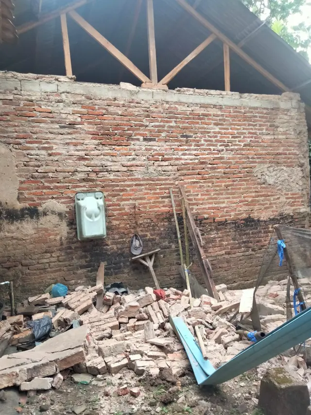 Bangunan ambruk akibat gempa Sumur Banten