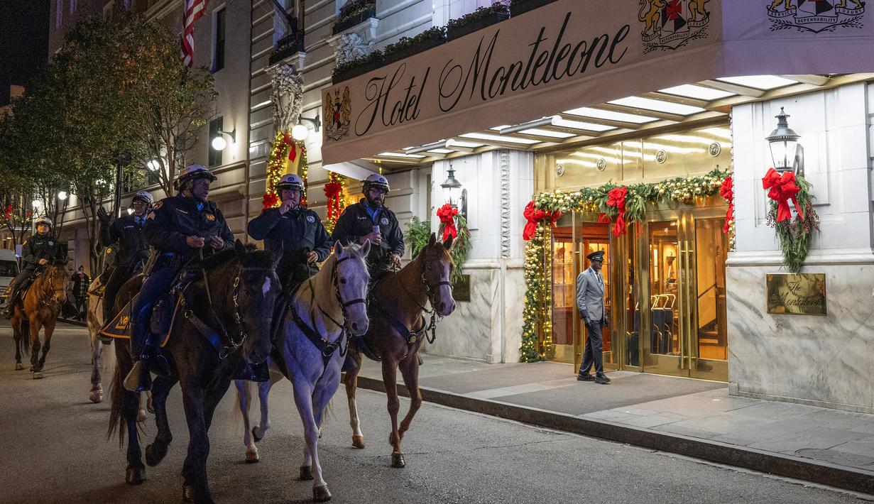 Polisi berkuda melewati Hotel Monteleone satu blok dari Bourbon Street setelah sebuah insiden serangan terjadi pada dini hari, pada 1 Januari 2025 di New Orleans, Louisiana, Amerika Serikat. (ANDREW CABALLERO-REYNOLDS/AFP)
