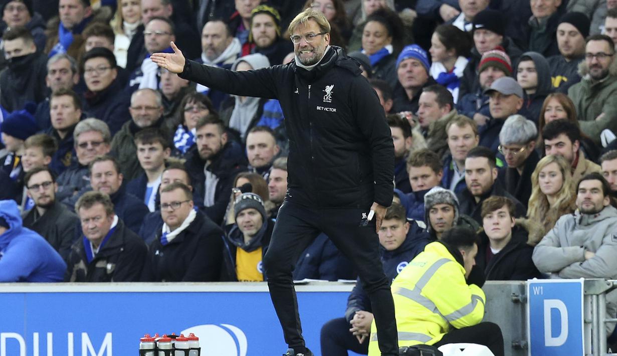 Gaya pelatih Liverpool, Jurgen Klopp memberikan arahan kepada timnya saat melawan Brighton pada laga Premier League pekan ke-15 di di American Express Community Stadium, Brighton, (2/12/2017). Liverpool menang telak 5-1. (Gareth Fuller/PA via AP)