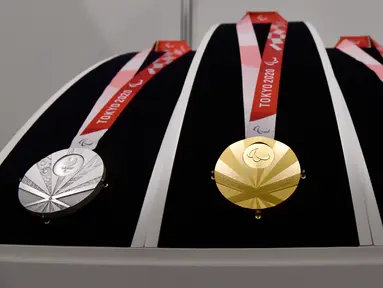 Medali perak, emas, dan perunggu Paralimpiade Tokyo 2020 ditampilkan saat Chef de Mission Seminar bersama Komite Paralimpiade Nasional masing-masing negara di Tokyo, Jepang, Selasa (10/9/2019). Medali Paralimpiade dirancang seperti motif kipas Jepang. (Toshifumi Kitamura/AFP)