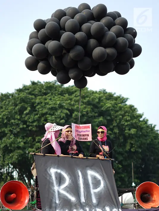 Massa yang tergabung dalam Presidium Perempuan Indonesia membawa balon hitam saat menggelar aksi damai di depan Istana Negara, Jakarta, Kamis (16/5/2019). Massa meminta TNI-Polri tetap netral dalam Pemilu 2019. (Liputan6.com/Immanuel Antonius)