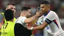 Mbappe tampak kebingungan dan tidak terkesan dengan usahanya untuk berfoto dengannya saat ia memberi isyarat agar meninggalkan lapangan. (Fabrice COFFRINI / AFP)