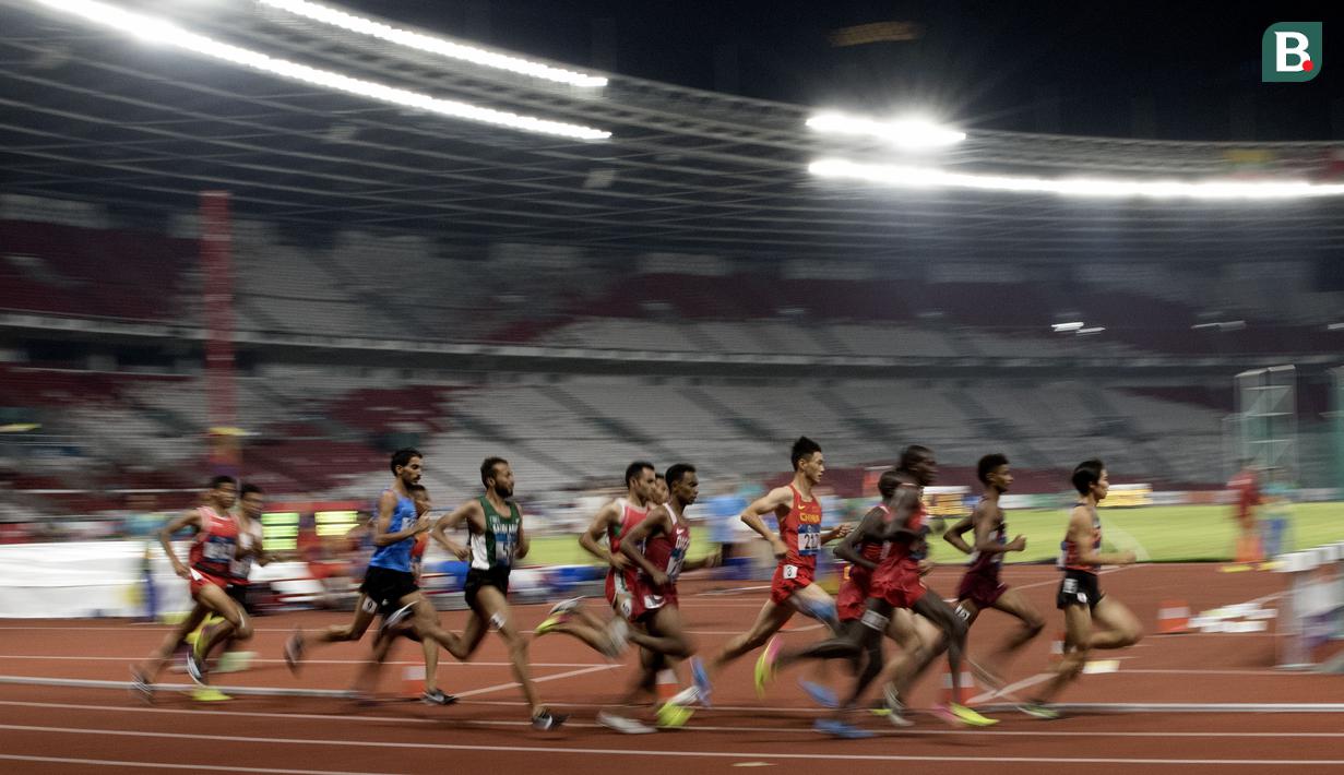 Aksi para atlet cabang atletik saat final nomor 3000 meter steeplechase pada Asian Games di Stadion Utama Gelora Bung Karno, Senayan Jakarta, Senin (27/8/2018). (Bola.com/Peksi Cahyo)
